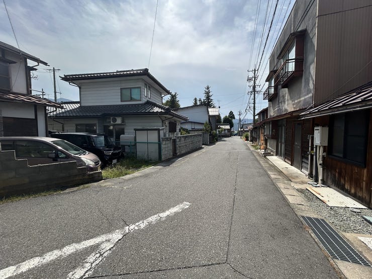 西側前面道路(北から南)