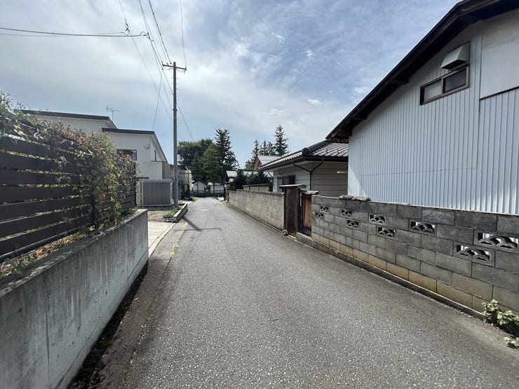 東側前面道路(北から南)