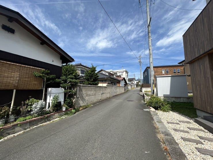 東側前面道路(南から北)