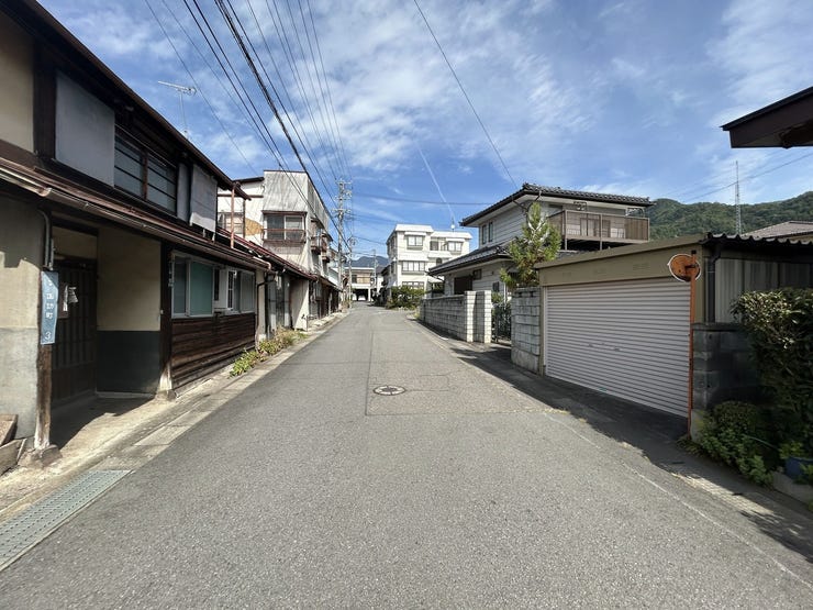 西側前面道路(南から北)