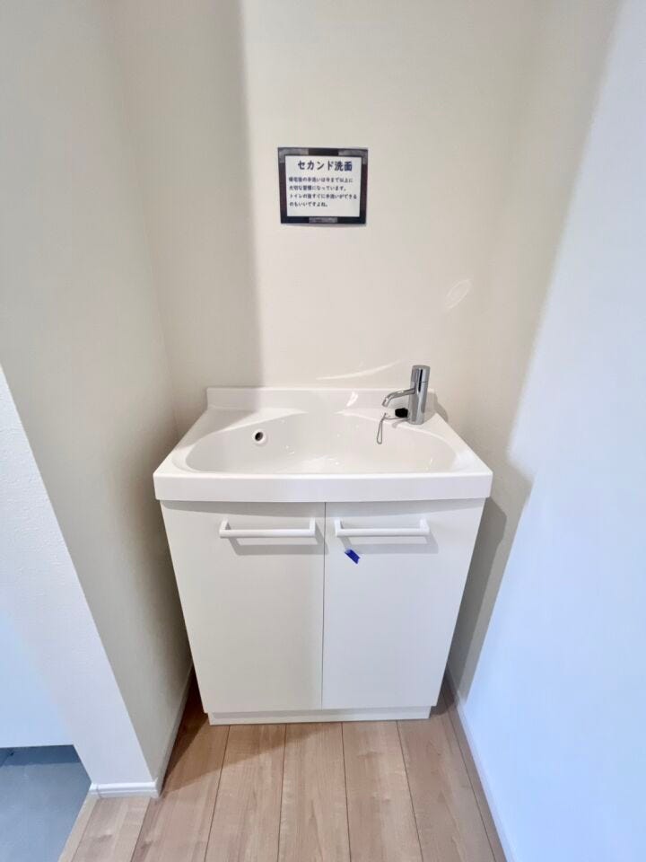 玄関すぐ横にセカンド洗面台を設置。
帰宅後すぐに手洗いができ、ウイルス対策やお子さまの習慣づけにも便利。リビングを汚さずに済む、嬉しい衛生動線です◎