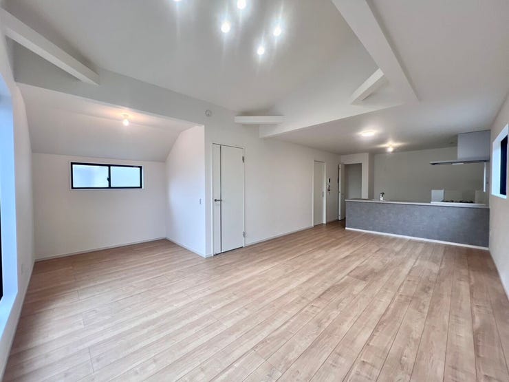 リビングの一角に、奥まった独立感のあるフリースペースを確保。
多用途に使える嬉しい空間です◎家族の気配を感じながらも集中できる“ちょうど良い距離感”が魅力♪