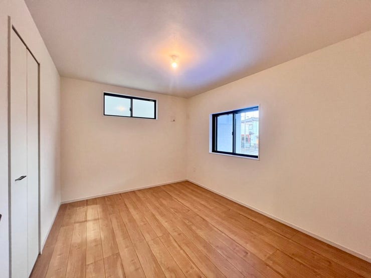 《6.5帖》2面採光となってるので日当たり良好です♪6.5帖の広さがあるので、書斎スペースとしてもドレッサーを置いても◎