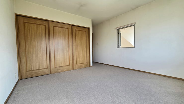 【二階南西側洋室】部屋の壁一面を占める大きな収納が設置されています。衣類や季節の家電など、たっぷり収納でき、お部屋をすっきりと保てます。