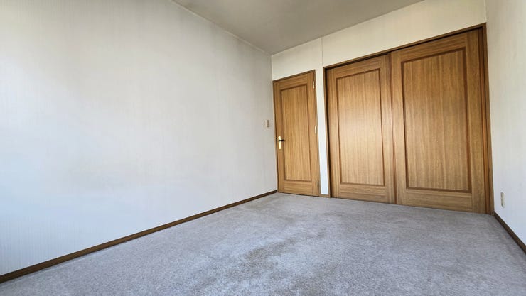 【二階北側洋室】家族構成の変化にも対応しやすい間取り。全居室にゆとりがあり、それぞれのプライベートも尊重できます。