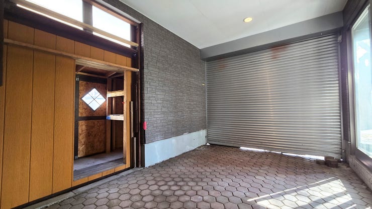 シャッター付きのビルトイン車庫。大切なお車を雨風や雪から守ります。床はレンガ調の舗装が施され、耐久性とデザイン性に優れています。