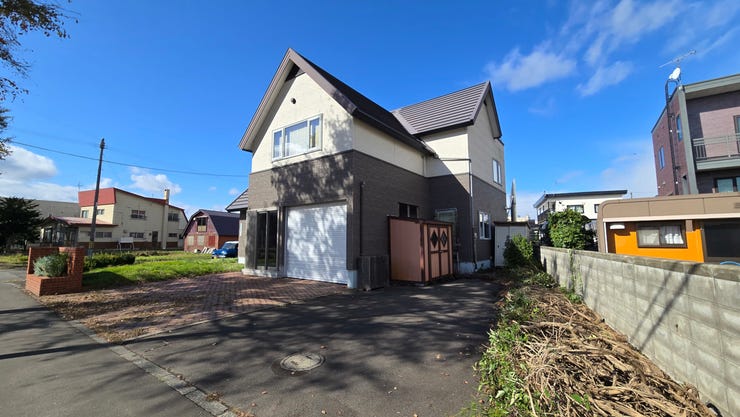 シャッター付きのビルトイン車庫に加え、車庫前や敷地右側にも広々とした駐車スペースを確保。来客時や複数の車をお持ちの方も安心です。