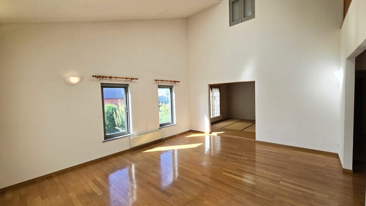 天井が斜めになった勾配天井は、視覚的な広がりと開放感を生み出し、家族団らんの時間をより豊かにします。