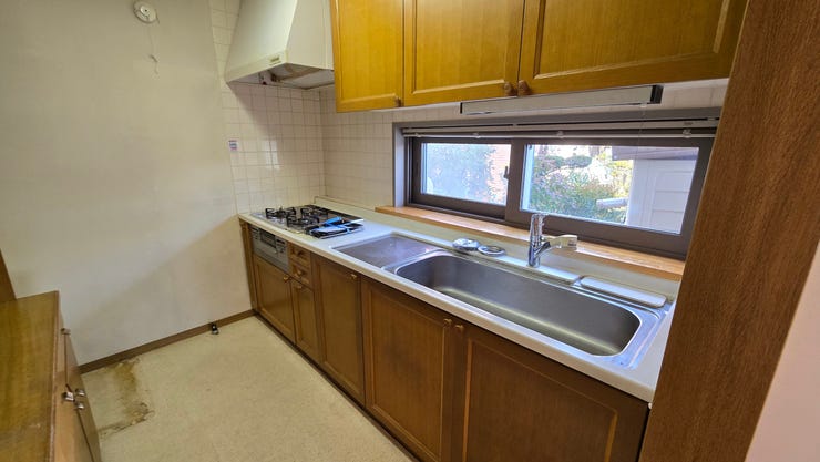 窓付きで明るいキッチン。調理スペースの正面に大きな窓が設置されており、手元が明るく、換気もしやすくなっています。