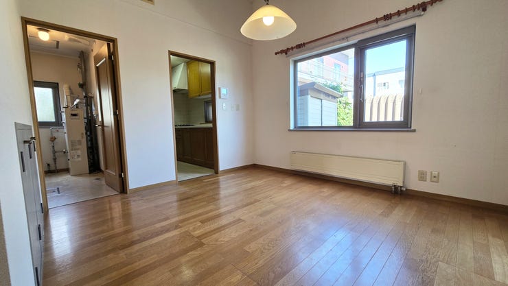 キッチン直結の明るいダイニング。大きな窓から陽光が差し込むダイニングは、キッチンからのアクセスも良く、家族のコミュニケーションが弾む空間です。