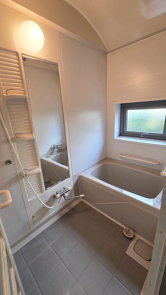 窓付きで清潔な浴室。換気に便利な窓があるため、カビの発生を抑えやすく、いつでも気持ちよくご利用いただけます。一日の疲れをゆったりと癒やせる空間です。