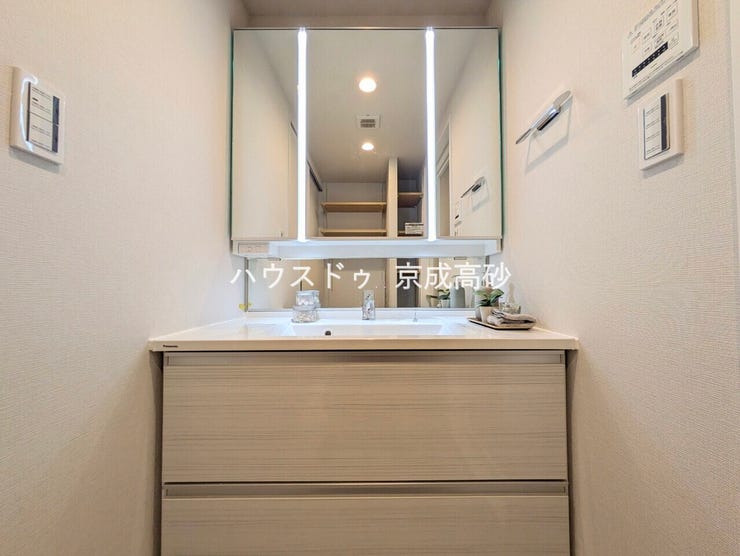 朝の身支度に便利なシャンプードレッサーはとっても便利です!シンク下の収納でアメニティ類のストックもバッチリ!