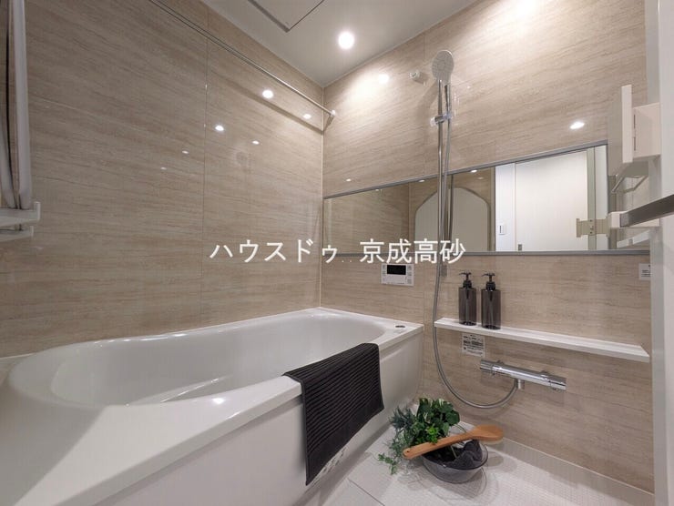 広い浴槽で足を伸ばせば1日の疲れも癒されます。落ち着いた雰囲気で、毎日のバスタイムが楽しみになりそうです。