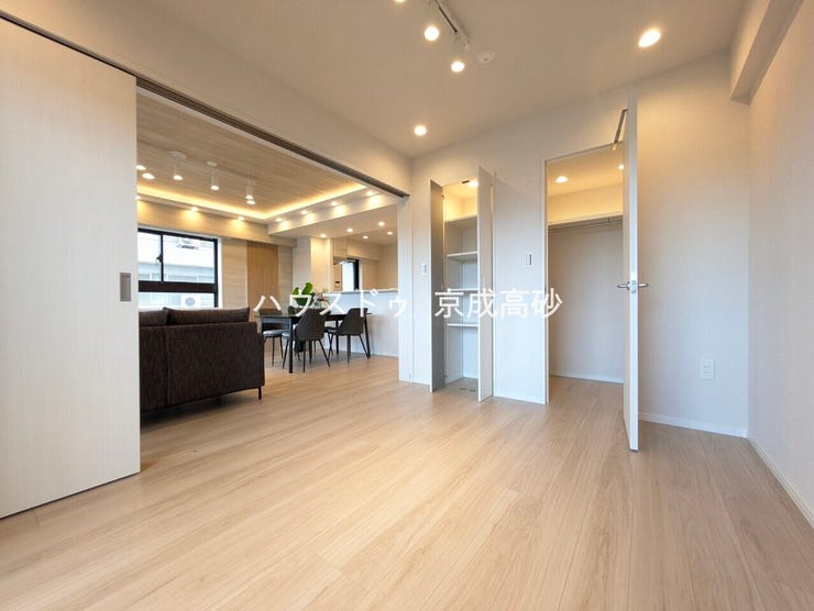 大きな窓からは快適な光を取り入れ、通気性能を上げる事で居心地の良い空間を演出してくれます。