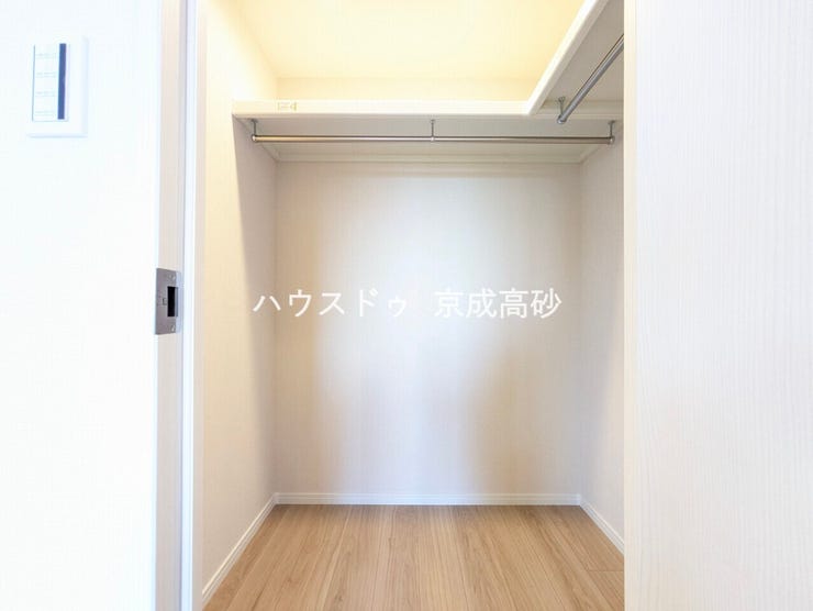 広々としたウォークインクローゼット!
ゴルフバックや趣味の物など、まとめて収納できるのでお部屋を有効に使えますね!