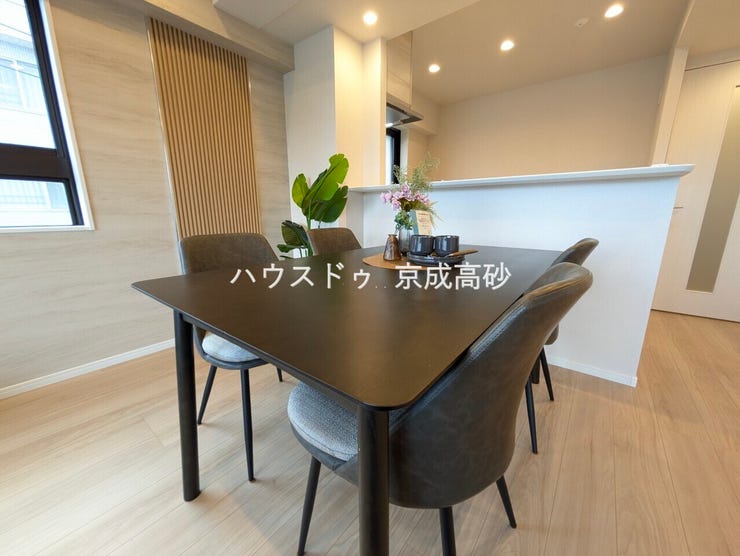 清潔感の溢れるクロスが明るい空間を創り出しているダイニング。
ここで楽しむ家族の時間が絆をより深めてくれそうです。