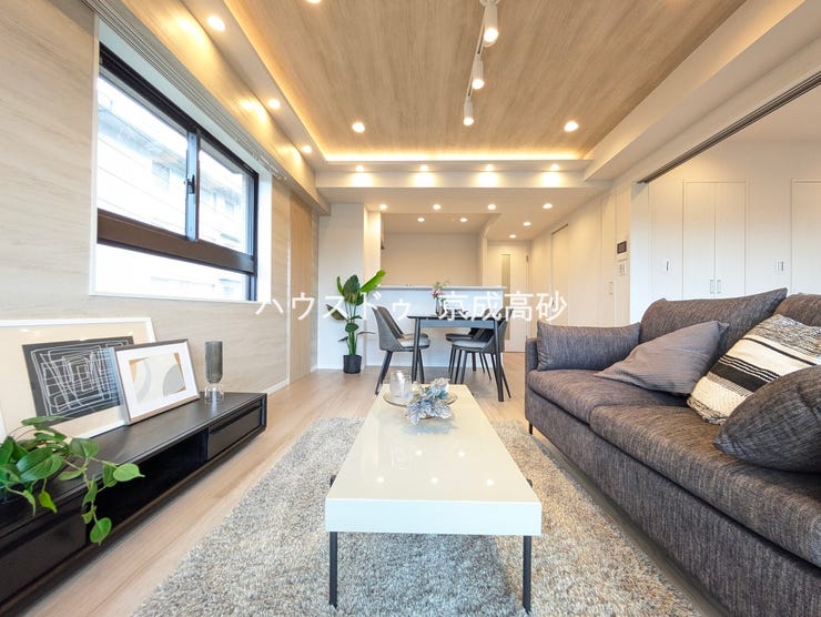 家具を置いても十分なスペースのある広々リビングでゆったりお過ごしください。明るいリビングは家族の笑顔の源です。家族との時間をゆったりと過ごせる空間になっています。