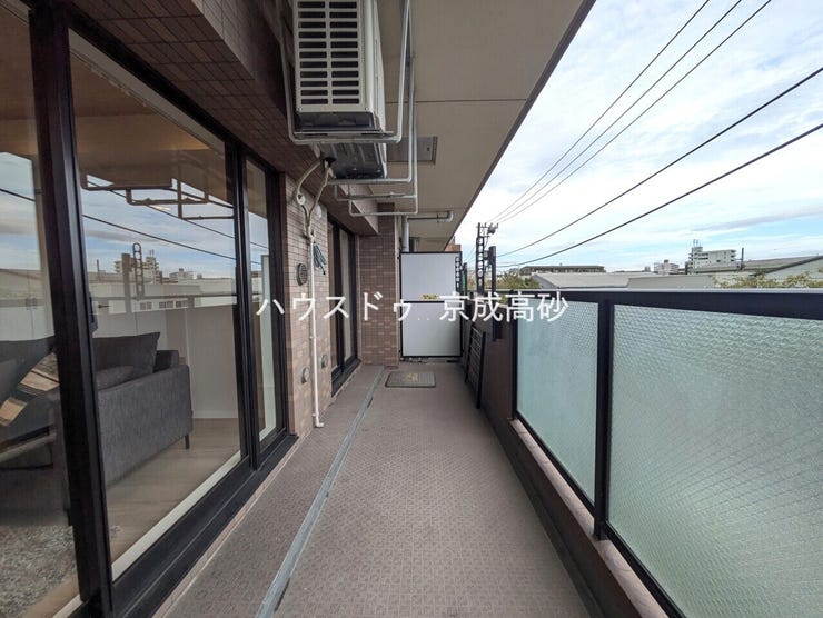 暖かい陽ざしが差込むバルコニー。晴れた日には洗濯物が良く乾きます。風通しも良好です。