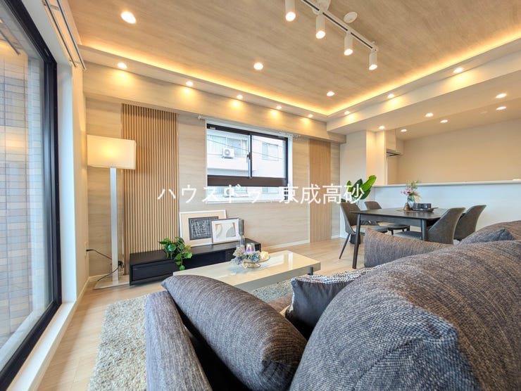 【外観】
明るく開放的な空間が広がるリビングダイニング。室内には豊かな陽光が注ぎ込み、爽やかな住空間を演出。