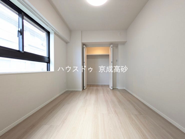 家族一人ひとりの大切なプライベート空間。趣味に合わせて使って頂けるようシンプルに仕上げてあります。暮らし心地を大きく左右する収納をしっかり確保した使い勝手のいいお部屋です。