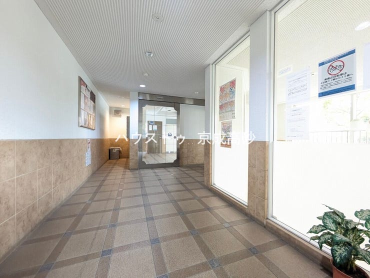 外と内をつなぐエントランスは管理が行き届き、居住者を優しく迎え入れてくれます。