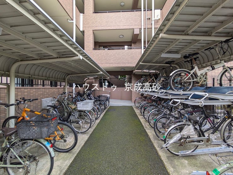 きちんと整備された駐輪場。住む方の心遣いが感じられます。空き状況は、お気軽にお問合せください。