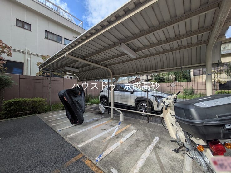 きちんと整備されたバイク置場。住む方の心遣いが感じられます。空き状況は、お気軽にお問合せください。
