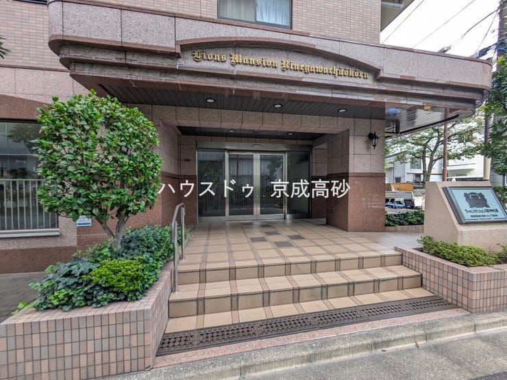 外と内をつなぐエントランスは管理が行き届き、居住者を優しく迎え入れてくれます。