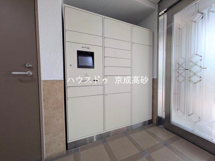 共用部分の宅配ボックスです。留守中の荷物受け取りもできるので、安心して外出ができますね。