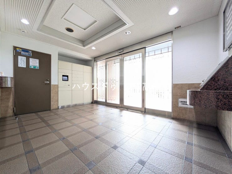 エントランス内部は、管理が行き届き清潔な共有スペースとなっています。