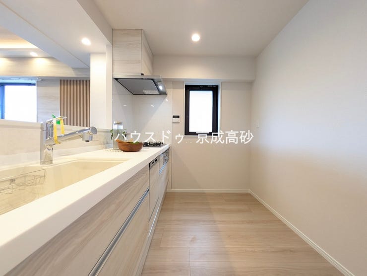 人気の対面式キッチンです!お子様から目を離さずにお料理ができることが最大の利点。お料理中も家族とのコミュニケーションは大切にしたいものですよね♪