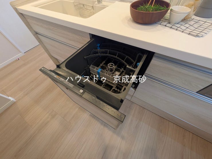 家事の時短に効果大の食洗器付き。高温でパワフルに洗い、温風乾燥します。手洗いよりも節水・節約が可能です。一度使うと手放せないですよ!