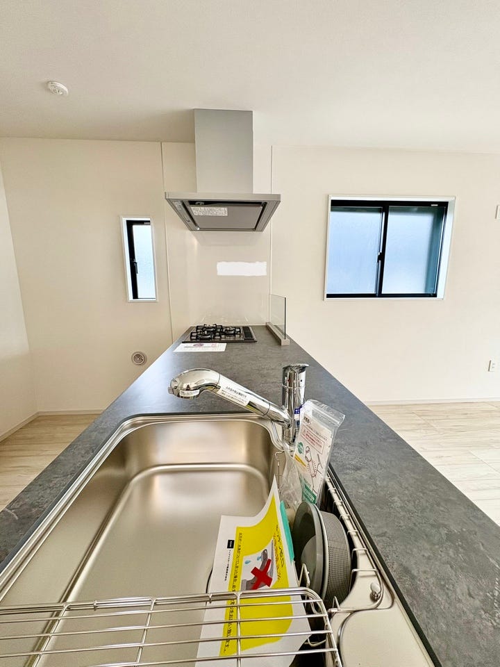 三口コンロなので、同時調理が可能◎「炒める・煮る・温める」を同時進行でき、料理の段取りがしやすいのが魅力です。品数が多い料理や作り置き調理も、余裕をもって対応できます。