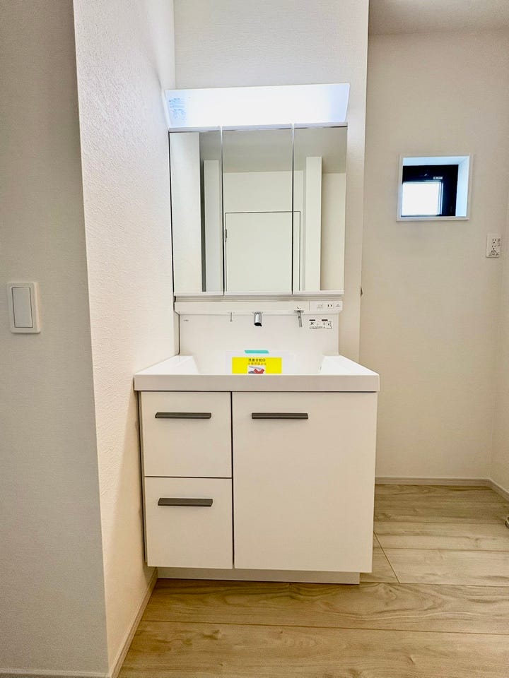 化粧品やスタイリング剤・ドライヤー・ブラシなどの小物までが収納できます。台にも収納があるのでストック類なども片付けられます。洗濯機を置くスペースも十分に確保されており、広く空間を使うことができます。