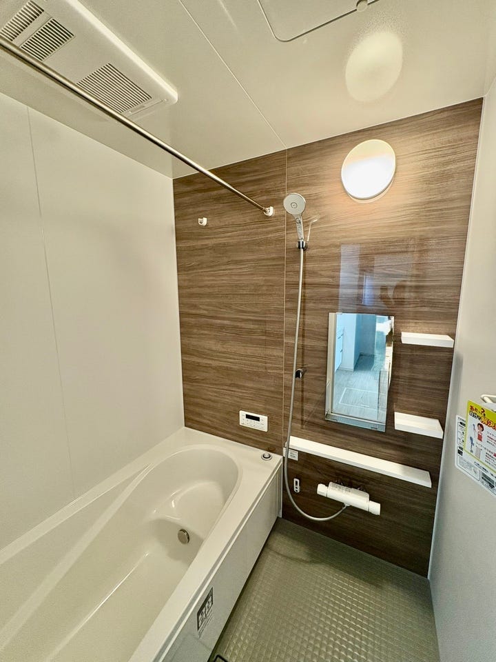 ゆったりとしたユニットバスです。足をのばして入れるので疲れも癒されそうですね。浴室乾燥機付き!天気の悪い日もお洗濯の心配なし.花粉や黄砂の時期でも外に干さなくてもよい!