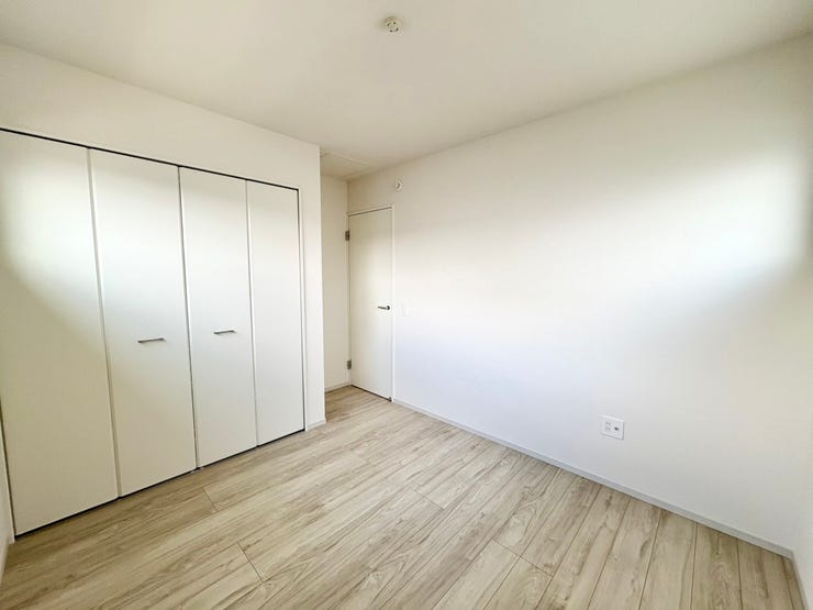 収納力の高いクローゼットなので大切なお洋服も綺麗に収納できます。お洒落を楽しむ方にも納得いただける広さですね。 お部屋を広く使え、家具配置やレイアウトを自由に楽しめます。