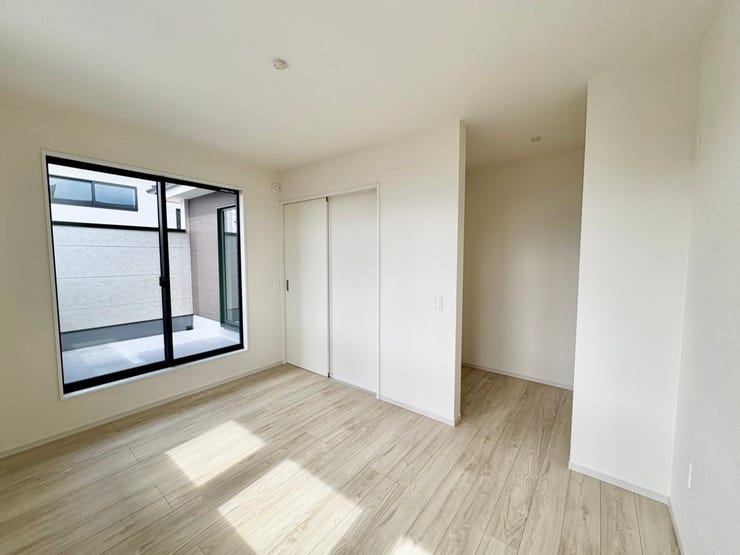 バルコニーに直結にた洋室は、洗濯物の取り組みや布団干しがスムーズです。さらにウォークインクローゼット付きで収納力が高く、室内をすっきり保ちながら広々としたレイアウトを楽しめます。