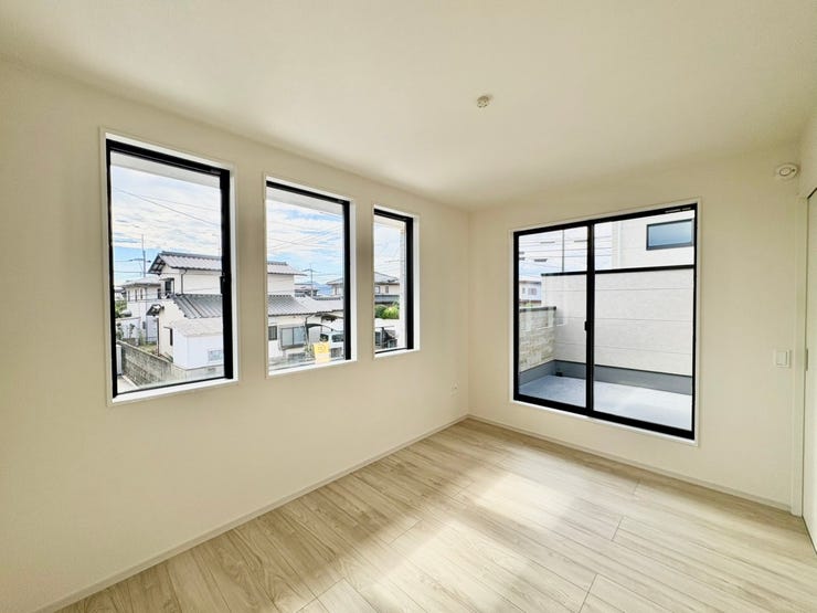 壁紙がホワイトなので、家具やカーテンの色を選ばず、お好みのテイストでレイアウトしやすい洋室です。窓も多く、明るい洋室です。