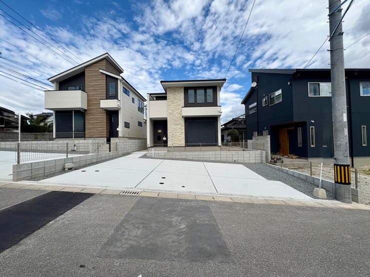 【2号棟】シャッター付きで防犯面も安心です。外出時や夜間も安心して過ごせ、台風時や強風時の飛来物対策にも役立ちます。