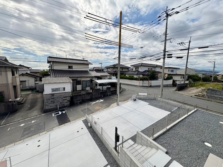 陽当たりのいいバルコニー。お出かけの際は上からお見送りもできますね。圧迫感がなく、開放的な住環境です。