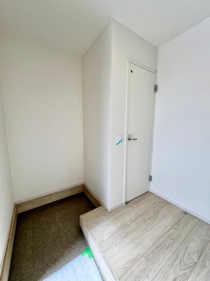 玄関すぐに収納スペースを設け、靴やアウトドア用品、ベビーカーなどもすっきり収納できます。出入りの動線がよく、玄関まわりをきれいに保てます。