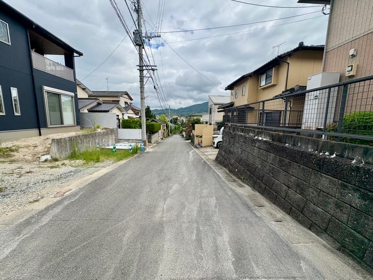 道路幅に余裕があり、運転が苦手な方も安心です。見通しの良い道路に面し、車の出し入れもスムーズです。