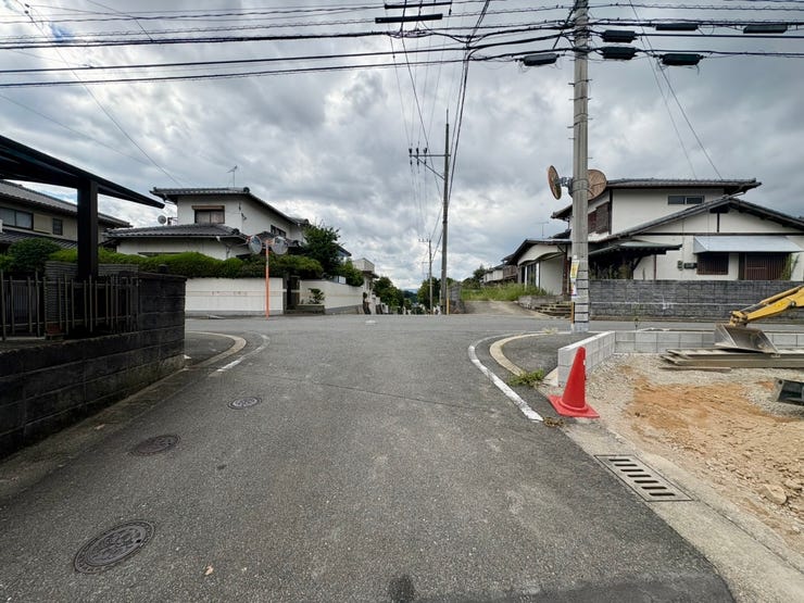 道路幅に余裕があり、運転が苦手な方も安心です。見通しの良い道路に面し、車の出し入れもスムーズです。