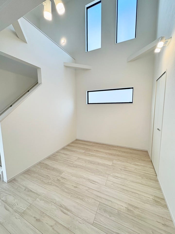 吹き抜けからたっぷりと光が差し込む明るいリビングです。天井高のある設計で圧迫感がなく、開放的な暮らしを楽しめます。実際の帖数以上に広く感じられ、ご家族が自然と集まる心地良い空間です。