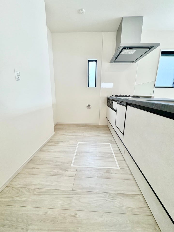 作業スペースにもゆとりがあり、複数人での調理やご家族と並んでの作業も快適です。冷蔵庫や収納棚の設置もしやすく使い勝手とデザイン性を兼ね備えたキッチン空間です。