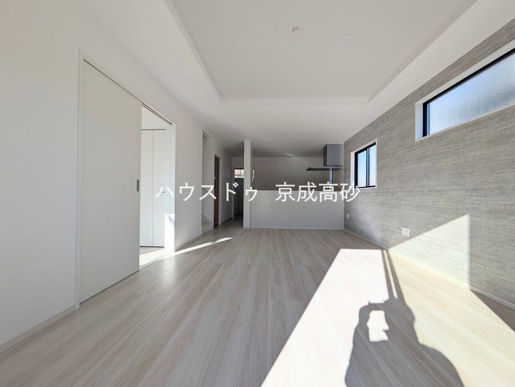 【外観】
爽やかな青空の下に贅沢なほどに降り注ぐ陽光、豊かな居住性と、クオリティ。住まうことの喜びを感じさせてくれます。