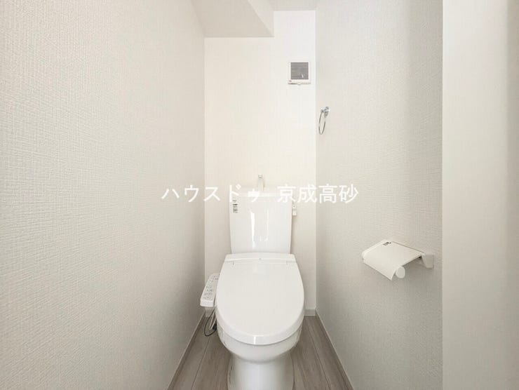 広々カースペースは2台分駐車可能です。ご家族の自転車やバイクのスペースもにもお使い頂けます。