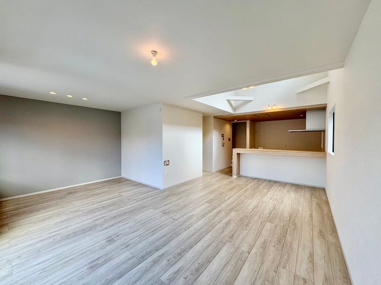 明るい色のフローリングのためお部屋も明るい印象に!