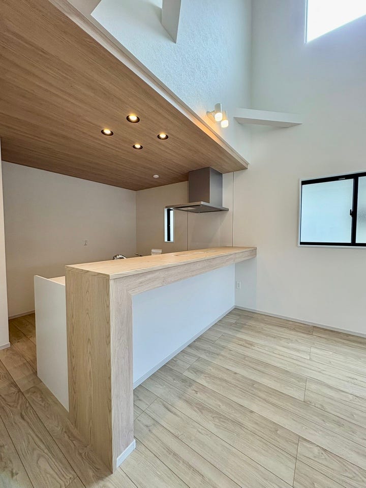 木目の天井がアクセントになった、温かみのあるキッチン空間