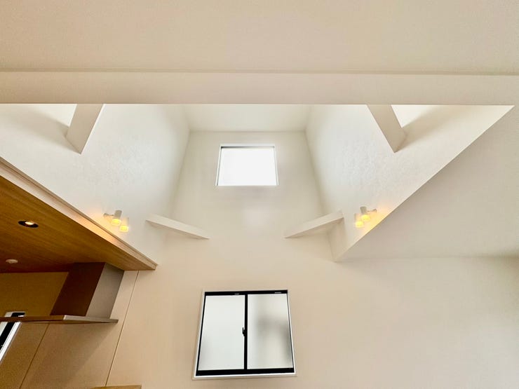 天井が高くとても明るい空間へ